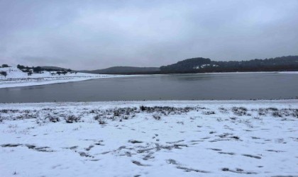 Kuraklıkla mücadele eden Buldan Yayla Gölü beyaza büründü