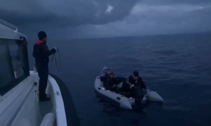 Lastik bot içerisindeki 4 düzensiz göçmen kurtarıldı