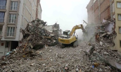 Malatyada ağır hasarlı binaların yıkım işlemleri sürüyor