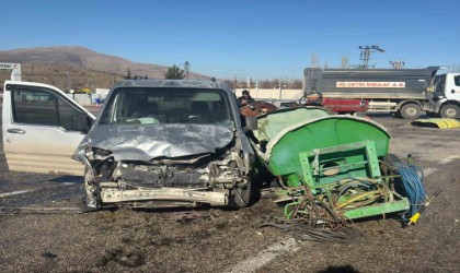 Malatyada traktör ile hafif ticari araç çarpıştı: 1 yaralı