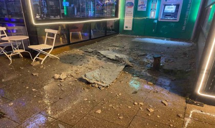 Maltepede 5 katlı binanın çatısında çökme meydana geldi