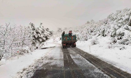 Manisada etkili olan kar yağışına, Büyükşehirden yoğun müdahale