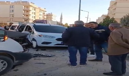 Mardinde minibüs ile hafif ticari araç çarpıştı: 1 yaralı