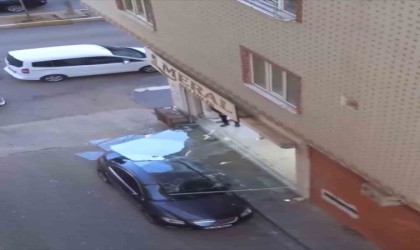 Mardinde şiddetli rüzgar nedeni ile cam aracın üzerine düştü