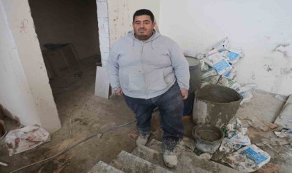 Markete girerken çamurlu ayakkabılarını çıkaran inşaat işçisi söyledikleriyle yürekleri ısıttı