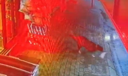 Marketten cips çalan köpek kameraya yakalandı