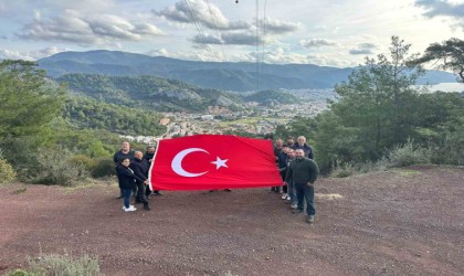 Marmarisin dört mahalle muhtarından Türk bayrağına vefa