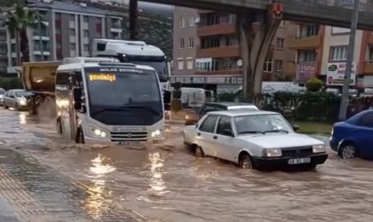 Milasta sağanak yağış yolları göle çevirdi