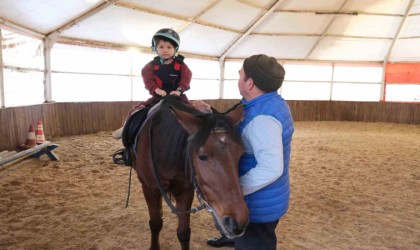 Minikler ata binmenin heyecanını yaşıyor