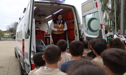 Minikler sağlıkta ilk müdahaleyi ambulansın içinde öğrendi