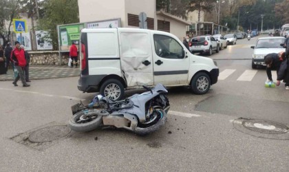 Motosiklet hafif ticari araca çarptı: 2 yaralı
