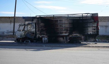 Münbiçten kaçan teröristler araçlarını ateşe verdi