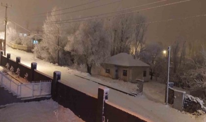 Muradiyede kar yağışı: 27 yerleşim yerinin yolu kapandı