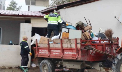 Nazillide çöp ev yedinci kez temizlendi