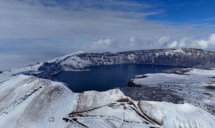 Nemrut Krater Gölünün karlı görüntüsü hayran bırakıyor