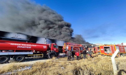 Niğdede fabrika yangını: Ekiplerin müdahalesi sürüyor