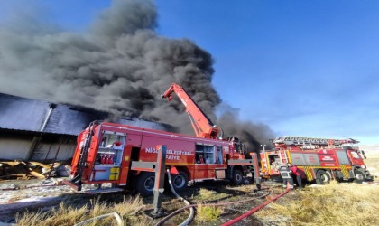 Niğdede plastik çerçeve fabrikasında çıkan yangın söndürüldü