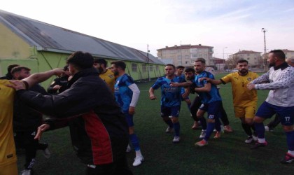 Olaylı maçta 6 gol atıldı, 5 kırmızı kart çıktı