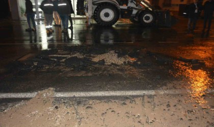 Orduda şebeke suyu patladı, asfalt yarıldı