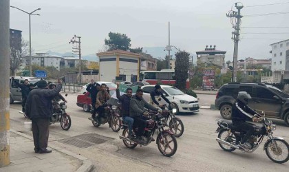 Osmaniyedeki Suriyeliler Esedin gidişini kutladı