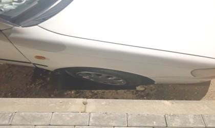 Otomobil açık bırakılan çukura girdi