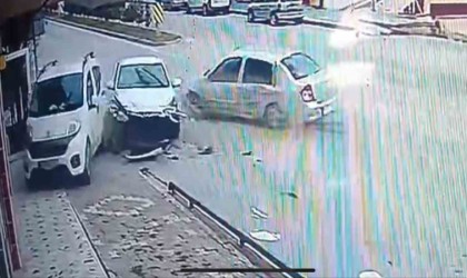 Otomobil, ara yoldan caddeye çıkan araca çarptı: 1 yaralı