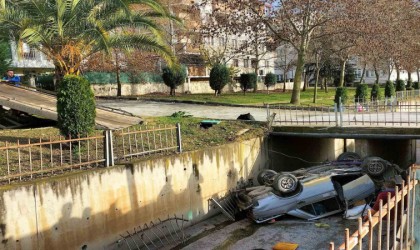 Otomobil dereye uçtu, o anlar kamerada