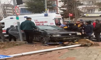 Otomobil direğe çarptı, sürücü araçta sıkıştı