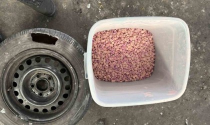 Otomobilin motoruna kokain, yedek lastiğine metamfetamin saklamışlar