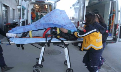 Otomobille çarpışan motosikletteki 2 kişi yaralandı