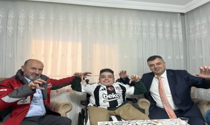 Özel çocuklara gönül verdikleri takımın formaları hediye edildi