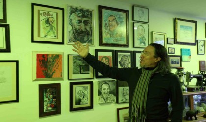 (ÖZEL) Sergilediği karikatürlerle mali müşavirlik ofisini galeriye çevirdi