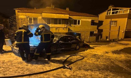 Park halindeki otomobil yanarak kullanılamaz hale geldi