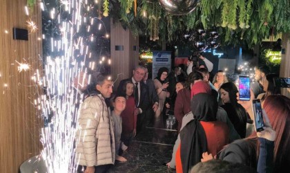 Pasta kesip oyunlar oynadılar