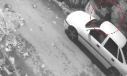‘Pes dedirten hırsızlık: Saniyeler içerisinde otomobilin aynasını çaldı