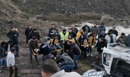 Pirinç yüklü tır şarampole devrildi: Kabinde sıkışan yaralılar için ekipler seferber oldu