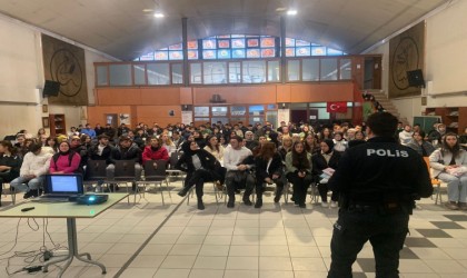 Polis bu sefer üniversite öğrencilerini bilgilendirdi