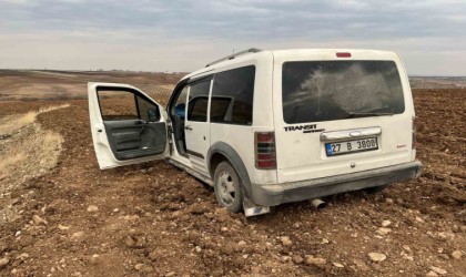 Polis ekiplerinin kovaladığı sürücü aracını bırakarak kaçtı