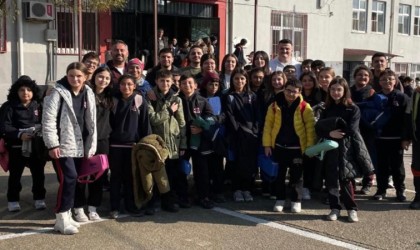 Renkli Eller, okul bahçesine geleneksel çocuk oyun alanları çizdi