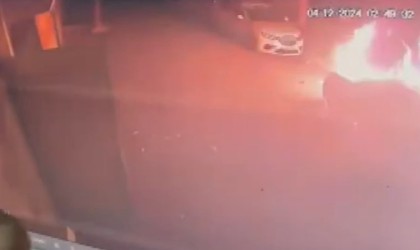 Şanlıurfada park halindeki otomobilin kundaklanma anı kamerada