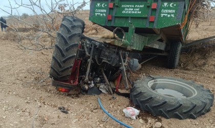 Şanlıurfada traktör devrildi: 3 yaralı