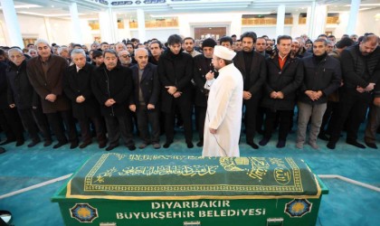 Şarkıcı ve yönetmen Mahsun Kırmızıgülün annesi son yolculuğuna uğurlandı