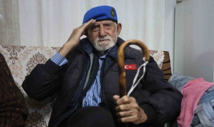 Şehit oğlunun hatırasıyla asker beresi takmaya başladı, 28 yıldır başından bereyi eksik etmiyor