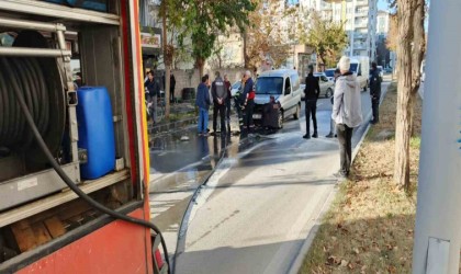 Seyir halindeyken yanan otomobili itfaiye söndürdü