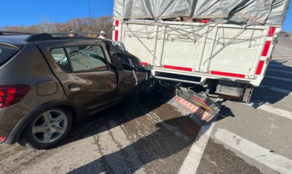 Sinopta otomobil kamyonun altına girdi: 1 yaralı