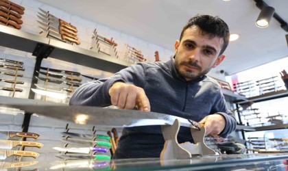 Sivaslı usta Şam çeliğinden kılıç üretti, 110 bin TLlik kılıç görüntüsüyle hayran bırakıyor