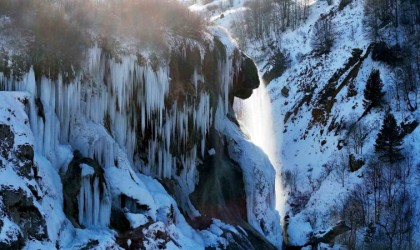 Sivasta hayat dondu, ünlü şelalede dev buz sarkıtları oluştu