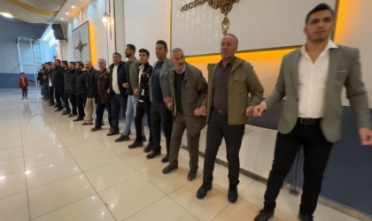 Şoförler halay çekerek günlerini kutladı