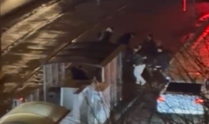 Sokak ortasından kavga böyle görüntülendi