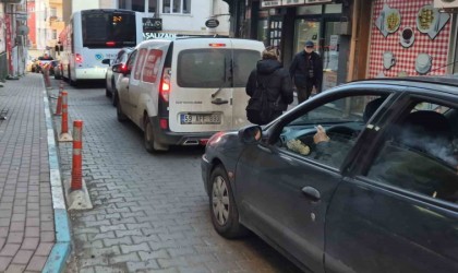 Süleymanpaşanın dar sokaklarında trafik çileye dönüşüyor